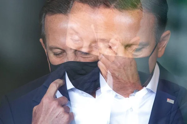joão doria em sobreposição. preocupado