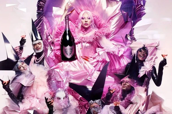 Lady Gaga assina esculturas com a Dom Pérignon