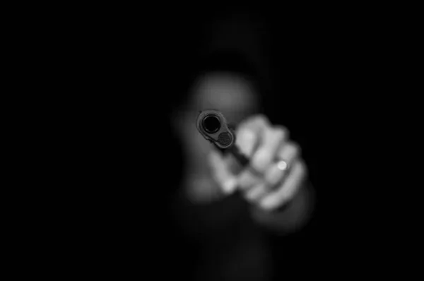 GO: deputados aprovam “bolsa-arma” para mulheres vítimas de violência