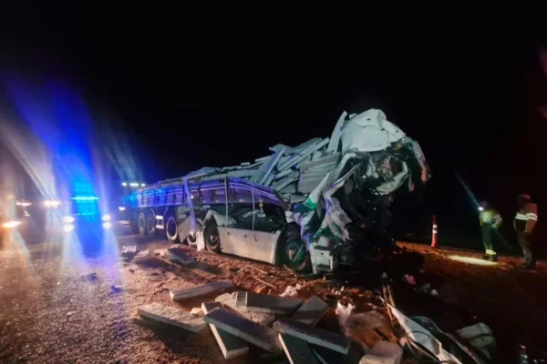 Motorista morre prensado por concreto após acidente na BR-050, em MG