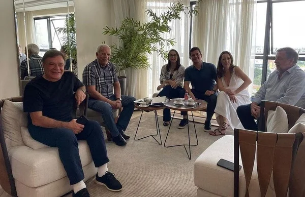 O pré-candidato à presidência Sérgio Moro em sala de apartamento com sua esposa, Rosangela, o senador Álvaro Dias, do mesmo partido que Moro (Podemos) e outras personalidades - Metrópoles