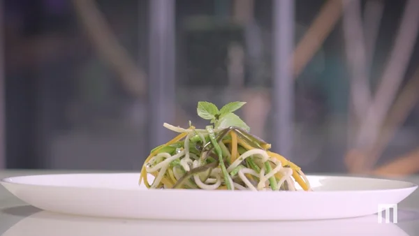 Cozinha de Solteiro: faça um espaguete lowcarb de legumes e ervas