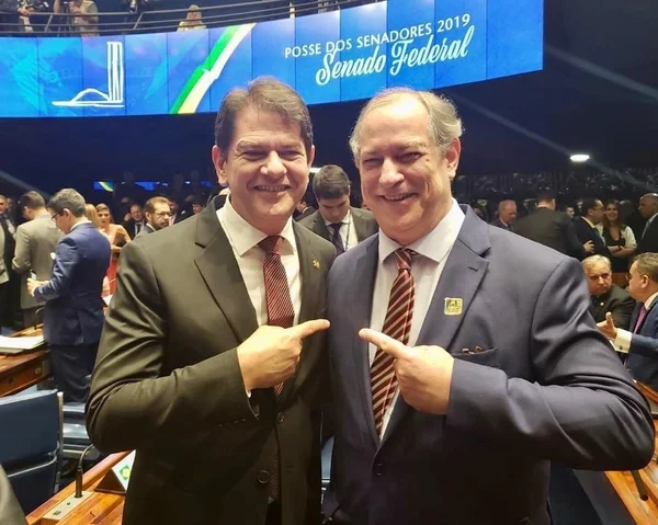 Os irmãos Cid e Ciro Gomes, respectivamente senador e ex-governador pelo Ceará, sorriem para foto na posse de Cid no plenário do Senado - Metrópoles