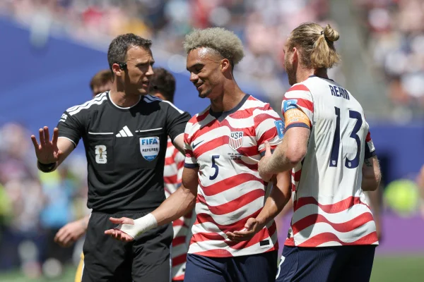 Arbitragem de Estados Unidos x Austrália na Copa do Mundo revolta web