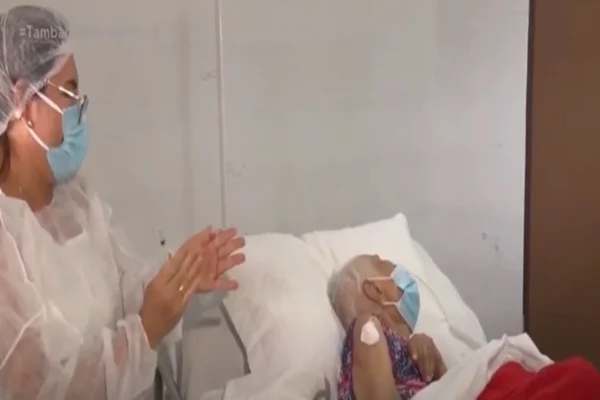 Idosa de 114 anos recebe dose da Coronavac em abrigo de João Pessoa