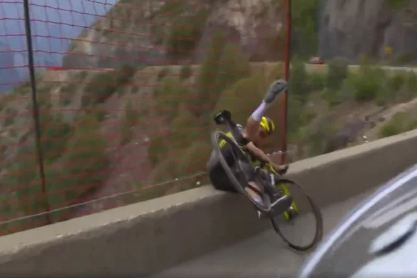 Ciclista quase cai buraco - Metrópoles