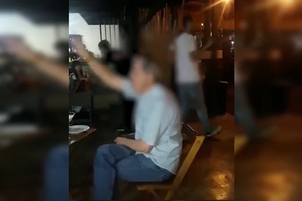 Idoso ofende e ameaça clientes negros em restaurante do DF: “Carne mais barata”