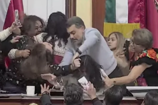 Foto coloridas de deputadas da Cidade do México durante briga - Metrópoles