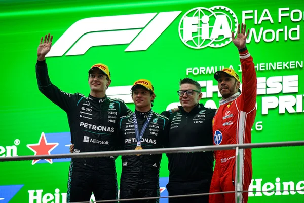 Mercedes revive laços com Hamilton e celebra pódio marcante na China
