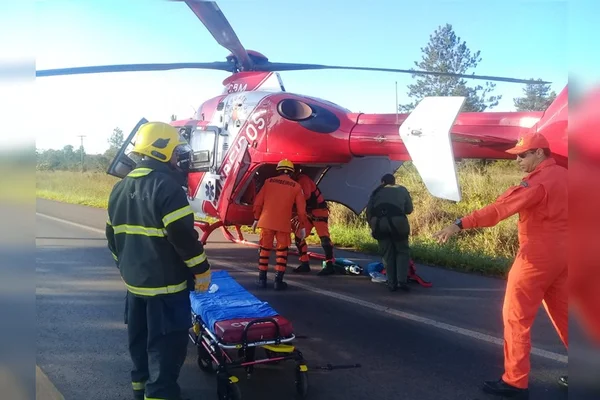 Homem fica com braço preso debaixo de pneu durante acidente na BR-080