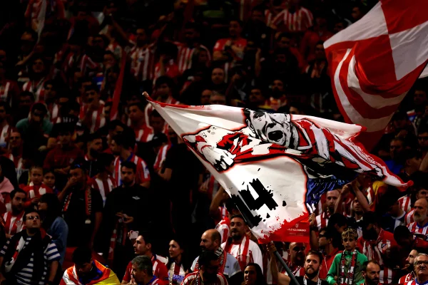 Imagem colorida da torcida do Atletico de Madrid - Metrópoles