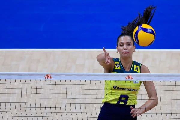 Imagem colorida de Julia Kudiess, central da Seleção Brasileira de vôlei- Metrópoles