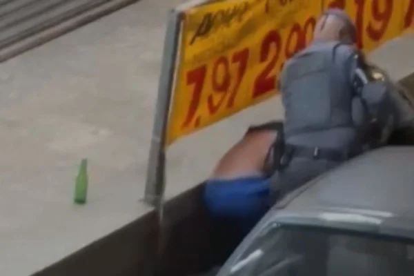 PM dá joelhadas em homem rendido