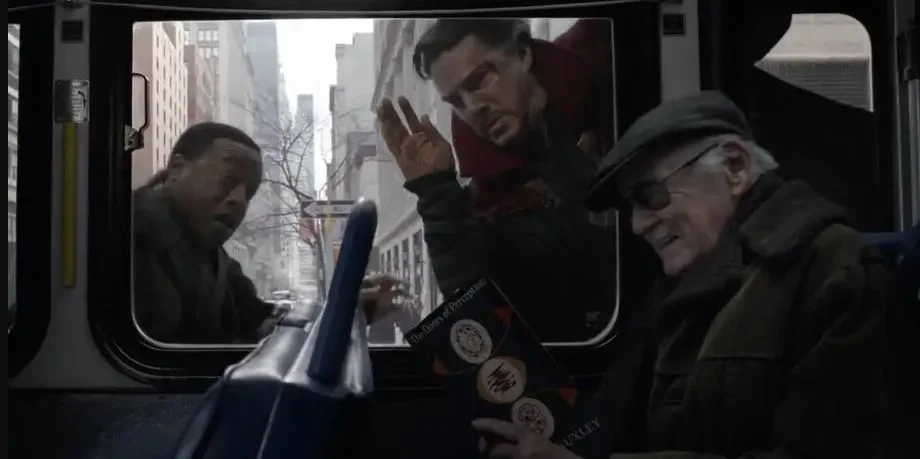 Doutor Estranho (2016): Lee aparece como passageiro de ônibus lendo o livro As Portas da Percepção, de Aldous Huxley Doutor Estranho (2016): Lee aparece como passageiro de ônibus lendo o livro As Portas da Percepção, de Aldous Huxley