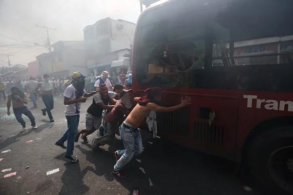 Caminhoneiros retidos na Venezuela voltam ao Brasil nesta quarta (27)
