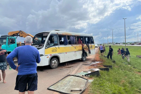 Foto colorida de micro-ônibus que capotou na BR-070 - Metrópoles