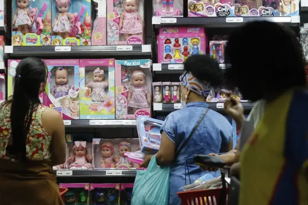 Foto de brinquedos nas prateleiras e pessoas comprando