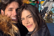 Guilherme, da dupla com Hugo, e a esposa, Marcela Fortunato, posam sorridentes