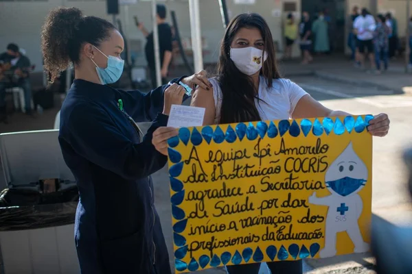 Vacinação de professores no Guará