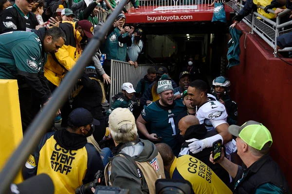 Arquibancada cede e torcedores caem durante jogo da NFL