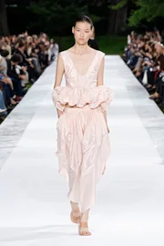 Em desfile da Stella McCartney, os volumes surgem de forma mais contida Em desfile da Stella McCartney, os volumes surgem de forma mais contida