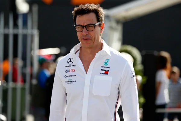 Chefe da Mercedes ataca postura dos pilotos: “Pareciam idiotas”