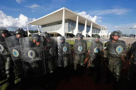 Navalha afiada: Governo corta R$ 592 milhões do orçamento do Exército