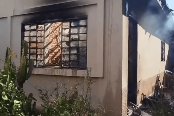 Imagem colorida de uma casa incendiada com muita fumaça - Metrópoles