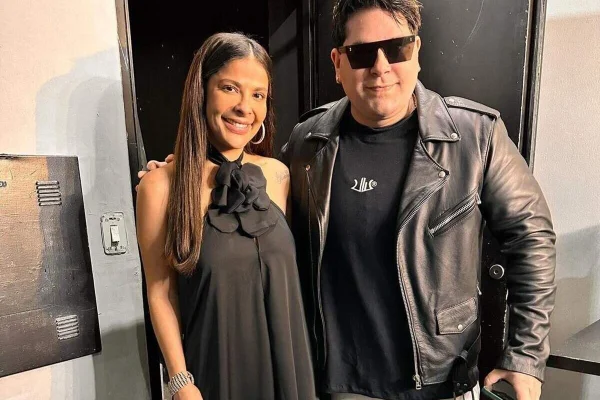 Gyselle Soares e Alan Lucci posam juntos e sorridentes