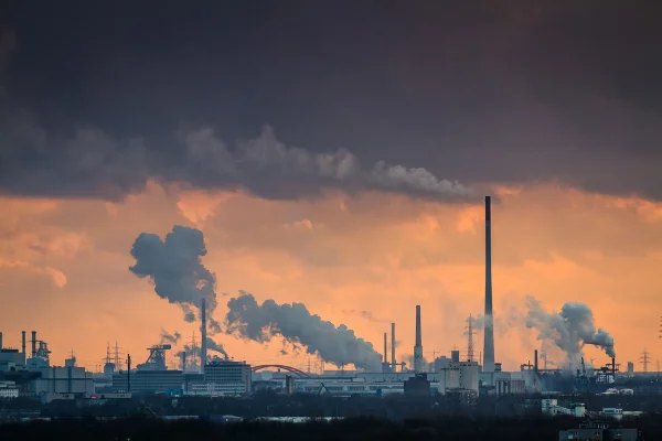 Pôr do sol com luz dramática sobre Duisburg, na região do Ruhr, um dos centros da indústria pesada da Alemanha. Metrópoles