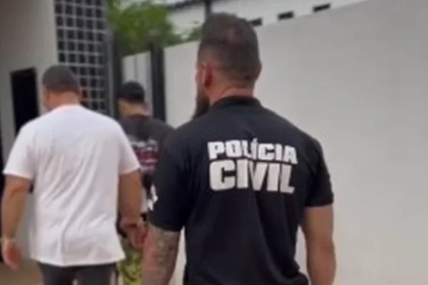 Preso e policiais - Metrópoles