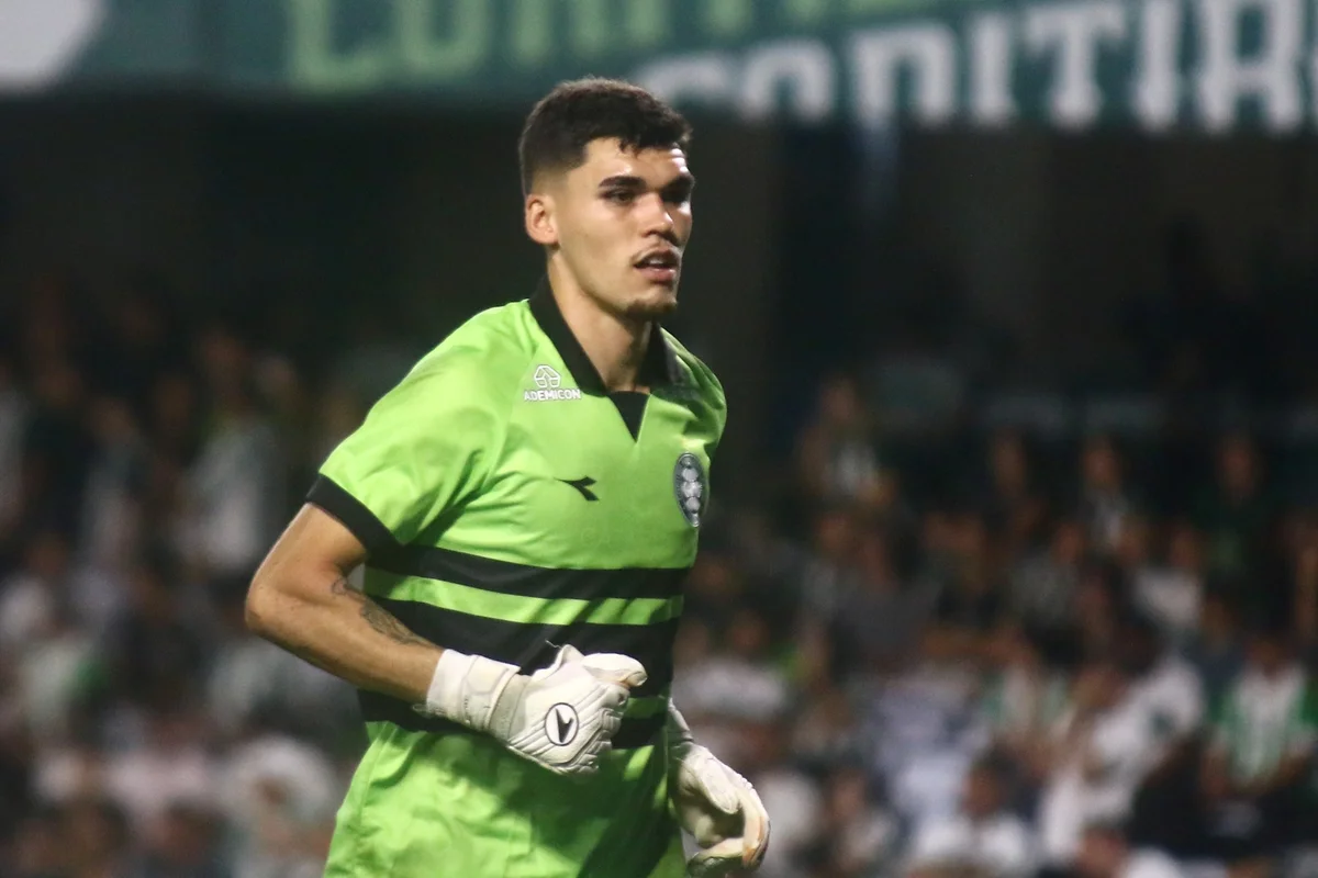 Pedro Morisco é goleiro do Coritiba. Pedro Morisco é goleiro do Coritiba.