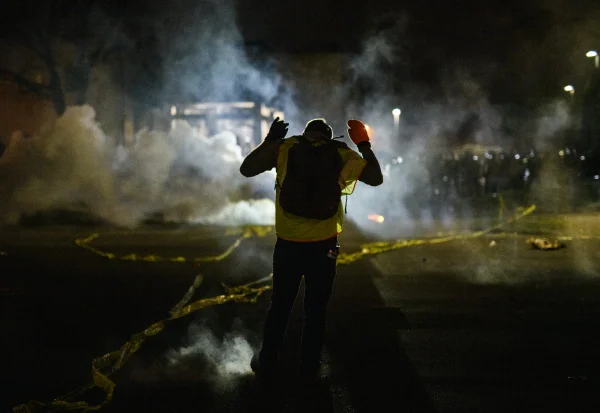 Protestos pela morte de um negro por policial adiam jogo da NBA
