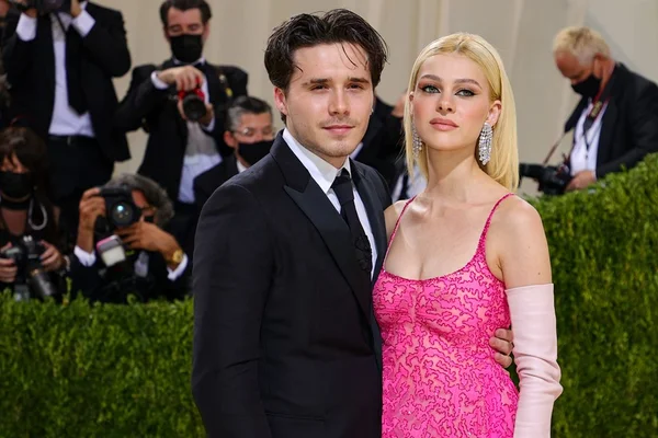 Fotografia colorida. David Beckham e Nicola Peltz
