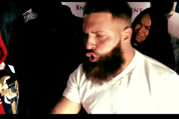 Rapper branco toma soco ao falar “nigga” durante duelo de rima