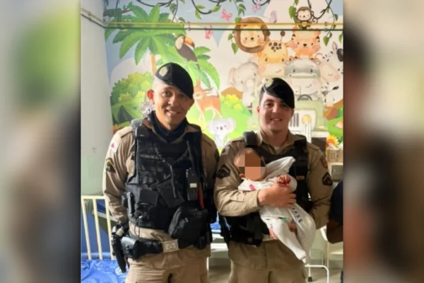 MG: imagens mostram PM salvando bebê de 5 meses que estava engasgado