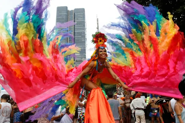 Domingo no Rio tem 67 blocos, diversão e críticas. Veja fotos