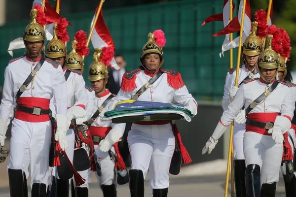 No Planalto, mulher hasteia bandeira brasileira pela primeira vez
