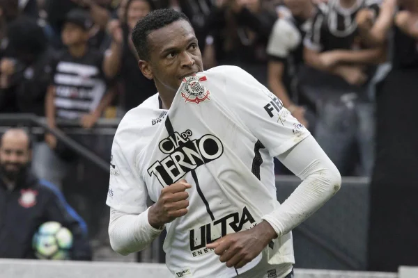 Imagem colorida mostra o atacante Jô na época em que atuava pelo Corinthians - Metrópoles