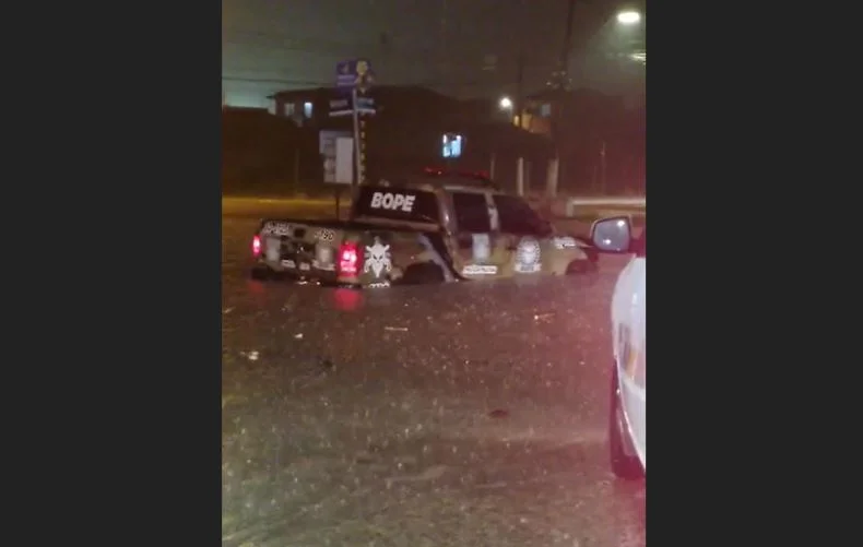 Chuva provoca queda de barreira e Bombeiros resgatam idoso em Maceió - imagem 3 Chuva provoca queda de barreira e Bombeiros resgatam idoso em Maceió - imagem 3
