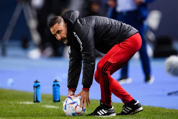 No país, Vítor Pereira tem contra ele 7 vezes a população de Portugal