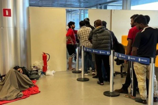 Imigrantes agurdam regularização no Aerporto de Guarulhos