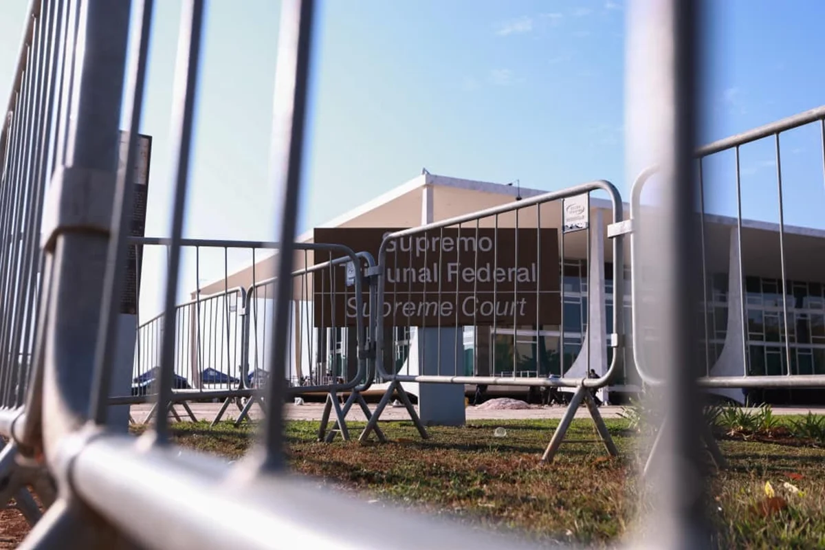 A Esplanada dos Ministérios amanheceu sob forte esquema de segurança especial nesta terça-feira (15/9), em razão da sessão extraordinária no Supremo Tribunal Federal (STF)