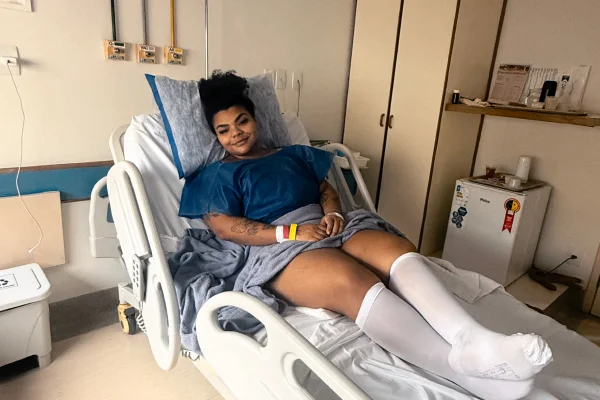 Flora Cruz passa por cirurgias reparadoras após perder 48 kg