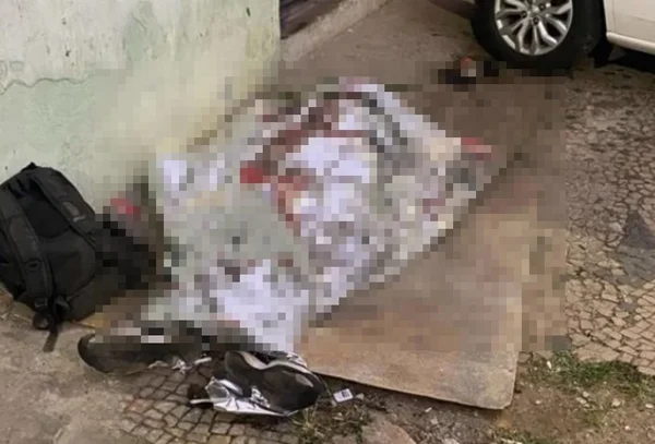 Imagem colorida de morador de rua morto