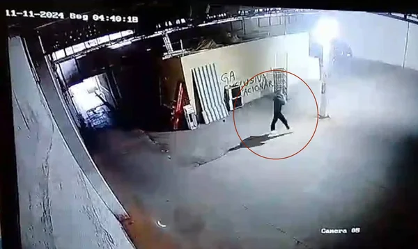Imagem colorida de um homem caminhando em uma garagem - Metrópoles