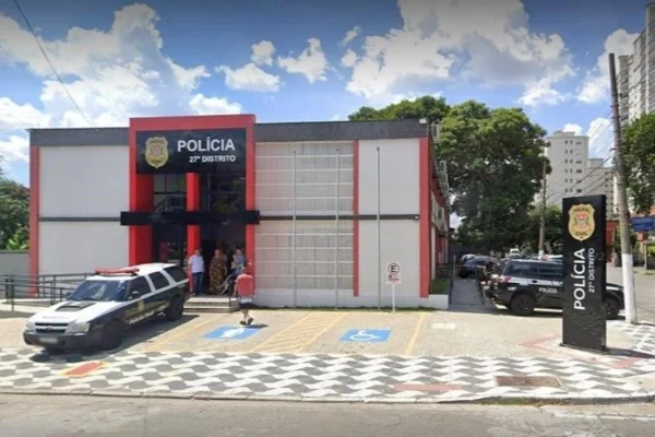 Imagem colorida da fachada de um DP