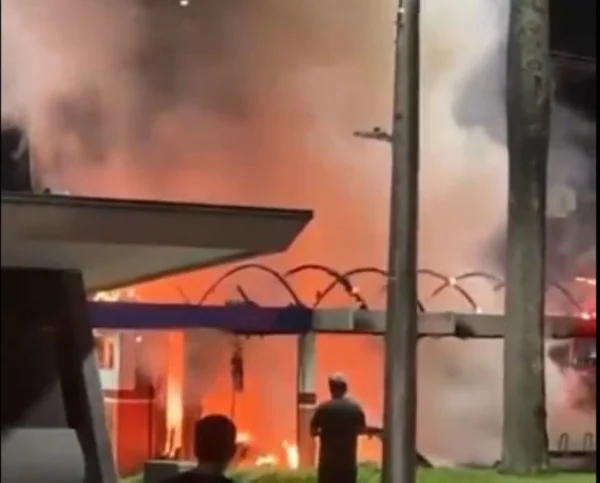 Imagem mostra incêndio em construção - Metrópoles