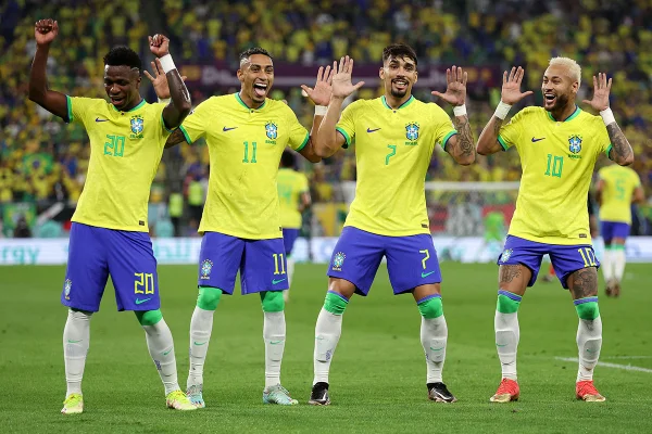 Os jogadores brasileiros Vini Jr., Raphinha, Lucas Paquetá e Neymar (da esquerda pra direita) fazendo dança de comemoração aos gols do Brasil no jogo contra a Coreia do Sul pelas oitavas de final na Copa do Mundo do Catar - Metrópoles