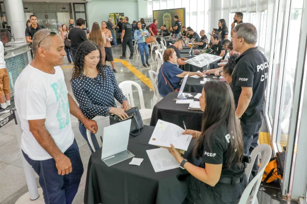 PCDF devolve mais de 200 celulares roubados a donos legítimos